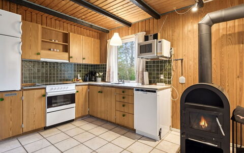 Calla - 250M from the Sea: Cuisine, Bois, Design Intérieur, Plafond, Comptoir, Sol, Appareil De Cuisine, Principaux Appliance, Sol, Meubles