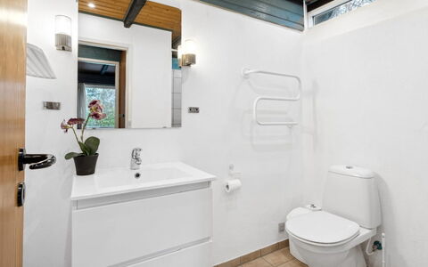 Calla - 250M from the Sea: Luminaire Plomberie, Salle De Bains, Évier, Lavabo, Design Intérieur, Sol, Robinet, Armoire De Toilette, Sol, Toilette