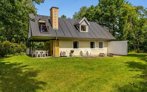 Calla - 250M from the Sea: Arbre, Herbe, Bâtiment, Maison, Bois, Domicile, Toit, Chalet, Arbuste