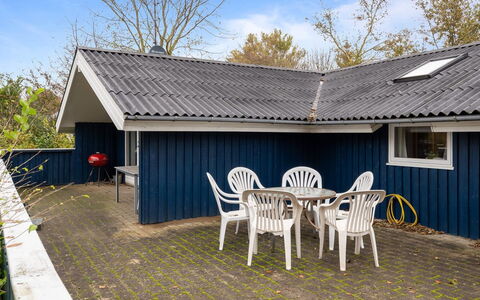 Alrun - 150M from the Sea: Zone Résidentielle, Arbuste, Maison, Domicile, Jardin, Biens, Ombre, Aménagement Paysager, Pelouse