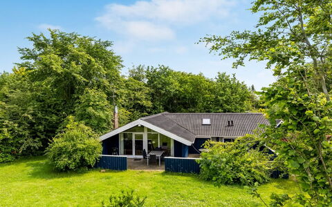 Alrun - 150M from the Sea: Maison, Domicile, Chalet, Toit, Biens, Ferme, Jardin, Ombre, Pelouse, Aménagement Paysager