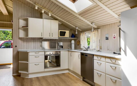 Alrun - 150M from the Sea: Bois, Cuisine, Design Intérieur, Plafond, Comptoir, Principaux Appliance, Cabinetry, Meubles, Sol, Appareil De Cuisine