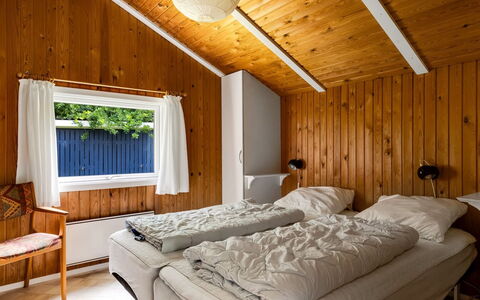 Alrun - 150M from the Sea: Bois, Design Intérieur, Chambre, Plafond, Domicile, Maison, Lit, Meubles, Sol, Drap De Lit