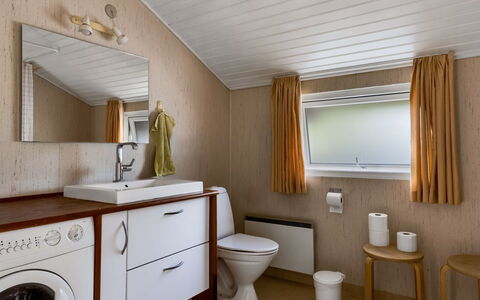 Alrun - 150M from the Sea: Luminaire Plomberie, Mur, Évier, Sol, Bois, Design Intérieur, Sol, Lavabo, Salle De Bains, Robinet