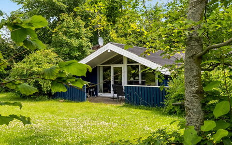 Alrun - 150M from the Sea: Arbuste, Chalet, Maison, Domicile, Couverture De Sol, Jardin, Ombre, Batiments Jardin, Biens, Pelouse