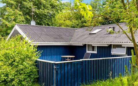 Alrun - 150M from the Sea: Bleu, Bois, Toit, Maison, Domicile, Chalet, Siding, Ombre, Arrière-Cour, Jardin