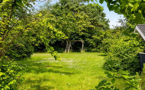 Alrun - 150M from the Sea: Vert, Environnement Naturel, Feuille, Branche, Végétation, Été, Arbuste, Jardin, Lot Terre, Pelouse