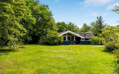 Alrun - 150M from the Sea: Herbe, Maison, Arbuste, Domicile, Chalet, Lot Terre, Jardin, Pelouse, Zone Rurale, Biens