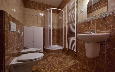 Špičák Ii: Marron, Luminaire Plomberie, Propriété, Salle De Bains, Violet, Toilette, Bois, Design Intérieur, Sol