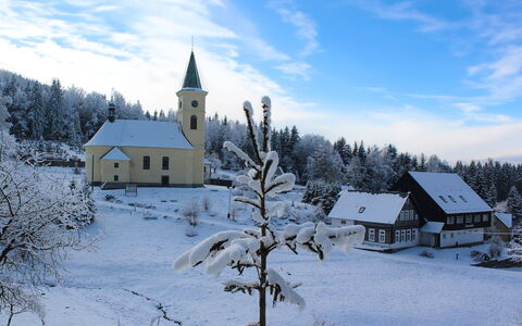 Špičák Ii: Nuage, Ciel, Neige, Propriété, Bâtiment, Fenêtre, Plante, Maison, Arbre, Paysage Naturel