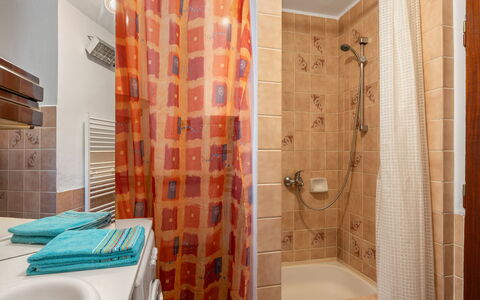 Jahor: Design Intérieur, Sol, Sol, Luminaire Plomberie, Salle De Bains, Textile, Pièce, Rideau De Douche, Plomberie, Meubles