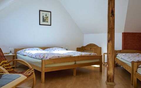 Harrachov 497: Meubles, Propriété, Bâtiment, Confort, Bois, Fenêtre, Ombre, Cadre De Lit, Sol