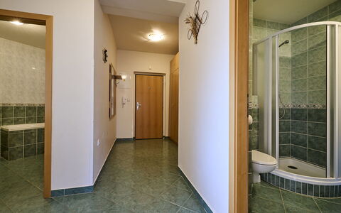 Harrachov 497: Propriété, Porte, Éclairage, Bois, Design Intérieur, Sol, Sol, Salle, Mur
