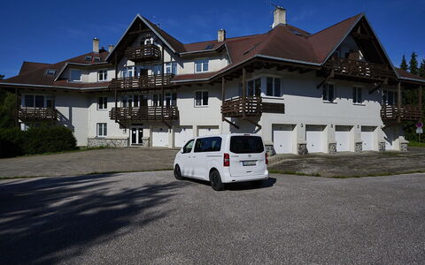 Harrachov 497: Roue, Voiture, Ciel, Bâtiment, Fenêtre, Propriété, Véhicule, Plante, Véhicule À Moteur
