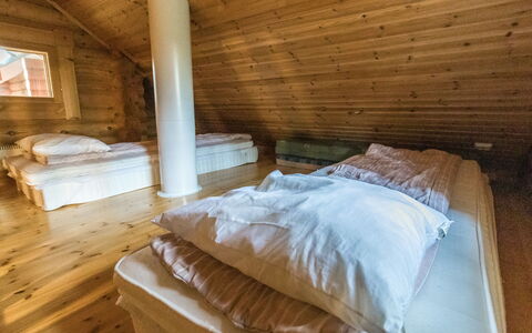 Kuukkelin Tupa 1: Chambre, Sol, Sol, Bois, Lit, Plafond, Design Intérieur, Drap De Lit, Meubles, Literie