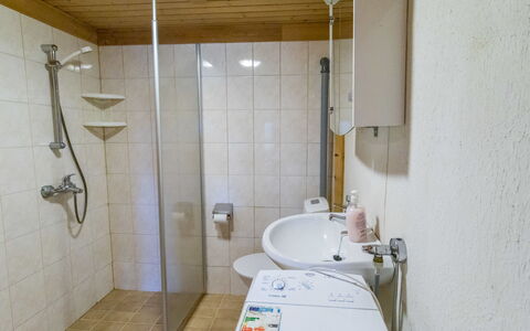 Kuukkelin Tupa 1: Salle De Bains, Lavabo, Luminaire Plomberie, Sol, Sol, Évier, Design Intérieur, Toilette, Robinet, Douche