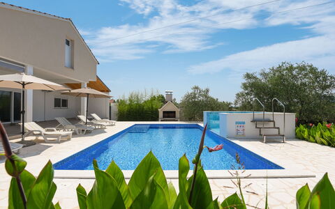 Anima: Plante, Nuage, Ciel, L'Eau, Bâtiment, Propriété, Piscine, Bleu Azur, Ombre, Fenêtre