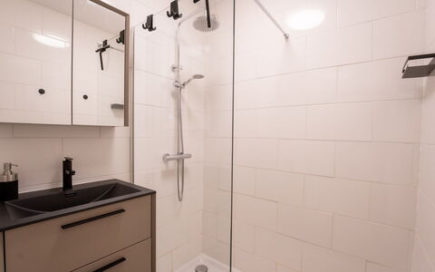 Amuzee with Parking & Lateral Sea View: Cabinetry, Tete De Douche, Bâtiment, Douche, Luminaire Plomberie, Salle De Bains, Armoire De Toilette, Évier, Sol
