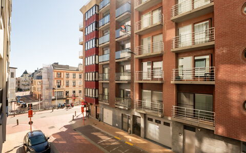 Amuzee with Parking & Lateral Sea View: Bâtiment, Fenêtre, Voiture, Véhicule, Design Urbain, Condominium, Surface De La Route, Zone Résidentielle, Ciel, Immobilier