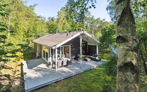 Eftim - 600M from the Sea: Meubles, Design Intérieur, Sol, Bois, Sol, Plafond, Parquet, Chaise, Table, Éclairage