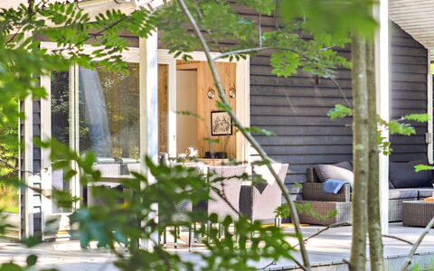 Eftim - 600M from the Sea: Meubles, Design Intérieur, Sol, Bois, Sol, Plafond, Parquet, Chaise, Table, Éclairage