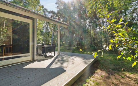 Eftim - 600M from the Sea: Meubles, Design Intérieur, Sol, Bois, Sol, Plafond, Parquet, Chaise, Table, Éclairage
