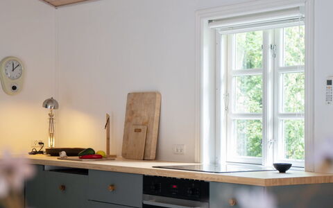 Mella - 625M from the Sea: Sol, Design Intérieur, Bois, Comptoir, Cuisine, Meubles, Sol, Cabinetry, Domicile, Plafond