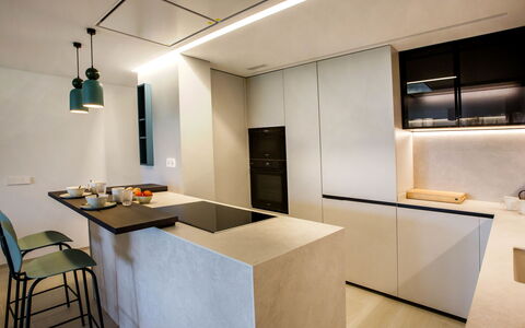 Playa Grande: Cabinetry, Cuisine, Bâtiment, Bois, Éclairage, Chaise, Architecture, Design Intérieur, Sol, Sol