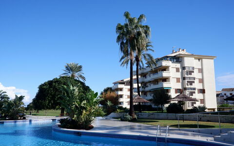 Playa Grande: Meubles, Mobilier De Jardin, Arbuste, Chaise, Tableau De Plein Air, Table, Jardin, Pot De Fleur, Ombre, Arrière-Cour