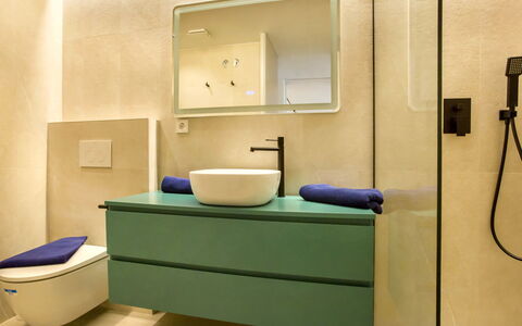 Playa Grande: Miroir, Violet, Design Intérieur, Architecture, Toilette, Salle De Bains, Confort, Armoire De Toilette, Sol, Rectangle