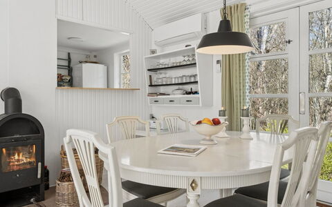 Lucie - 50M from the Sea: Meubles, Design Intérieur, Sol, Bois, Plafond, Luminaire, Sol, Éclairage, Chaise, Salle À Manger