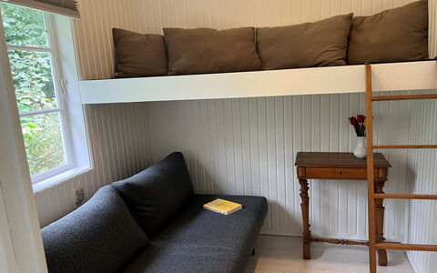 Lucie - 50M from the Sea: Bois, Sol, Sol, Meubles, Design Intérieur, Lit Superposé, Pièce, Lit, Chambre, Tache De Bois