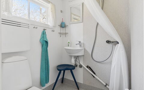Lucie - 50M from the Sea: Luminaire Plomberie, Design Intérieur, Salle De Bains, Sol, Sol, Toilette, Évier, Plomberie, Robinet, Plafond