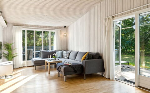Arwin - 200M from the Sea: Arbuste, Domicile, Chalet, Couverture De Sol, Jardin, Batiments Jardin, Siding, Biens, Pelouse, Cour