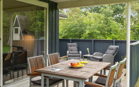 Sunaj: Toit, Domicile, Porte, Chalet, Ombre, Siding, Cour, Biens, Arrière-Cour