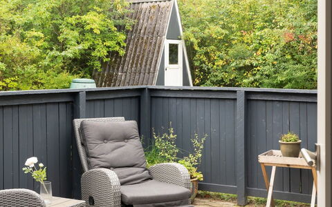 Sunaj: Toit, Domicile, Porte, Chalet, Ombre, Siding, Cour, Biens, Arrière-Cour