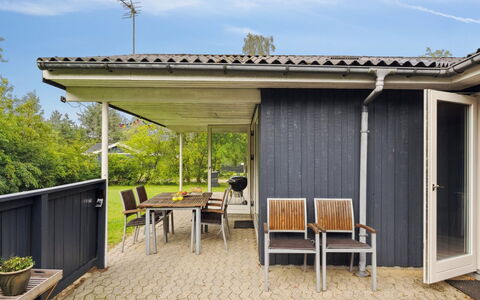 Sunaj: Toit, Domicile, Porte, Chalet, Ombre, Siding, Cour, Biens, Arrière-Cour