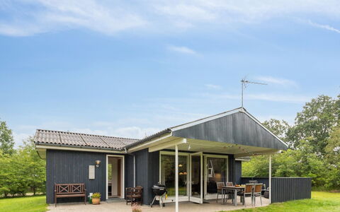 Sunaj: Toit, Domicile, Porte, Chalet, Ombre, Siding, Cour, Biens, Arrière-Cour