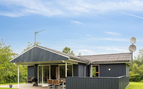 Sunaj: Toit, Domicile, Porte, Chalet, Ombre, Siding, Cour, Biens, Arrière-Cour