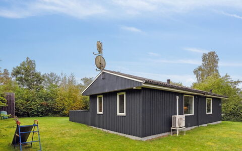 Sunaj: Toit, Domicile, Porte, Chalet, Ombre, Siding, Cour, Biens, Arrière-Cour