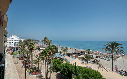 Alborán: L'Eau, Ciel, Piscine, Plante, Bleu Azur, Bleu, Arbre, Mobilier De Jardin, Bâtiment, Ombre