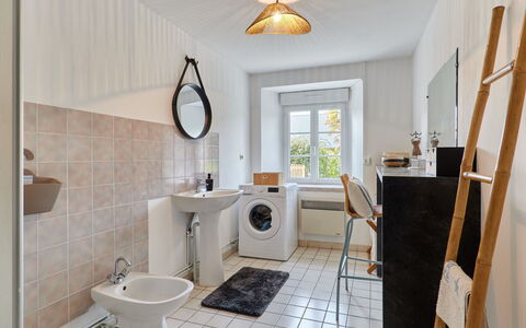 La Marinière: Miroir, Évier, Luminaire Plomberie, Propriété, Robinet, Violet, Lavabo, Salle De Bains, Éclairage, Design Intérieur