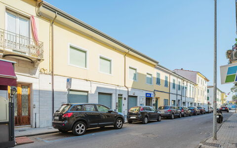 Libeccio: L'Eau, Ciel, Piscine, Plante, Bleu Azur, Bleu, Arbre, Mobilier De Jardin, Bâtiment, Ombre