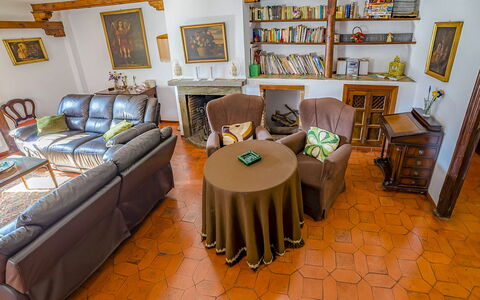 Carmen del Agua: Meubles, Propriété, Table, Cadre, Bois, Bibliothèque, Sol, Design Intérieur, Sol, Tiroir