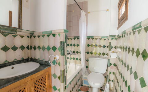 Carmen del Agua: Luminaire Plomberie, Salle De Bains, Éclairage, Design Intérieur, Sol, Évier, Sol, Bâtiment, Douche, Plomberie