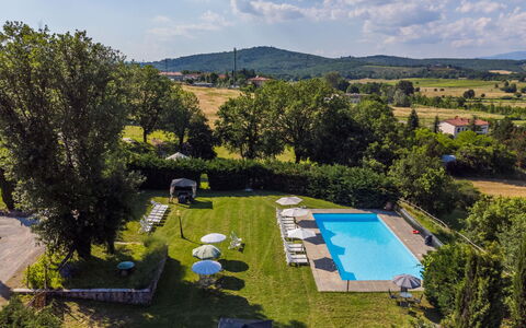 Rosa+Margherita+Lavanda+Ginestra+Gelsomi: L'Eau, Ciel, Piscine, Plante, Bleu Azur, Bleu, Arbre, Mobilier De Jardin, Bâtiment, Ombre
