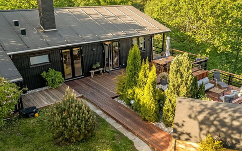 Leif - 400M from the Sea: Bois, Arbuste, Domicile, Toit, Chalet, Jardin, Biens, Dur, Batiments Jardin, Cour