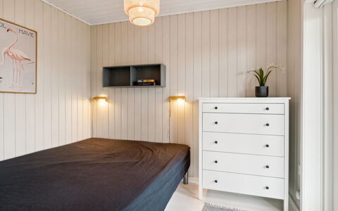 Leif - 400M from the Sea: Chambre, Lit, Design Intérieur, Bois, Meubles, Sol, Sol, Literie, Drap De Lit, Plafond