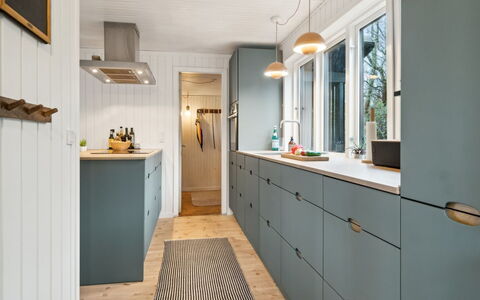 Leif - 400M from the Sea: Bois, Sol, Cabinetry, Tiroir, Tache De Bois, Dur, Comptoir, Cuisine, Placard