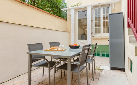 Mirabeau: Plante, Bâtiment, Fenêtre, Piscine, Bleu Azur, L'Eau, Arbre, Maison, Ciel, Design Urbain